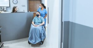 découvrez le rôle et les responsabilités d'un aide-soignant libéral, un professionnel de santé dédié au soin à domicile et au soutien des patients avec empathie et compétence.