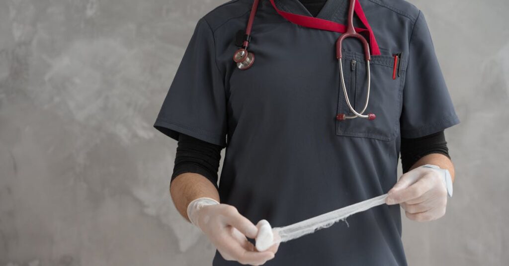 découvrez le métier d'aide-soignant(e) libéral(e) : un rôle clé dans l'accompagnement et les soins à domicile des patients, alliant autonomie et proximité.