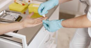 découvrez le rôle et les responsabilités d'un aide-soignant libéral, un professionnel essentiel offrant des soins à domicile personnalisés et de qualité.