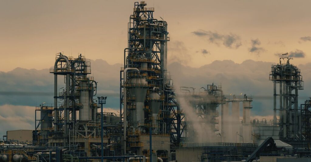 découvrez les processus de production de coke et de raffinage des hydrocarbures, essentiels pour l'industrie énergétique et chimique, alliant innovation et efficacité.