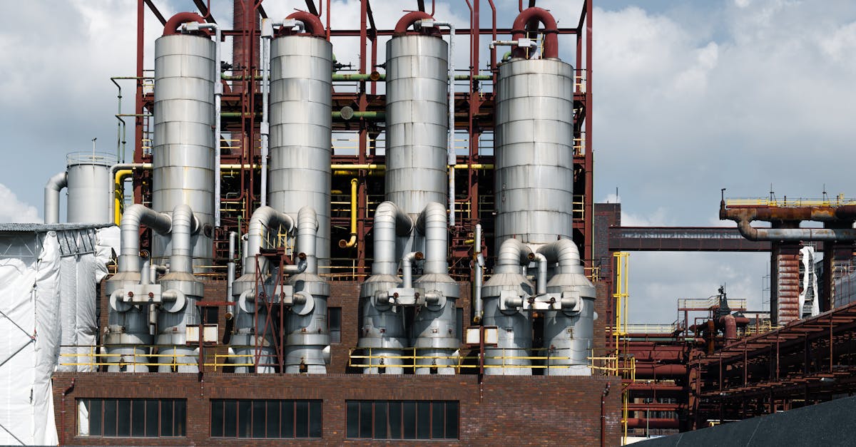découvrez les processus de production de coke et de raffinage des hydrocarbures, essentiels pour l'industrie énergétique et chimique, optimisant la qualité des combustibles et des matières premières.