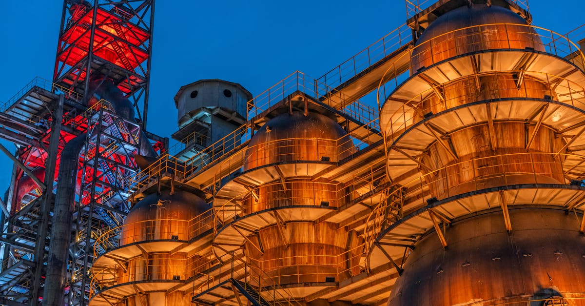 découvrez les procédés de production de coke et de raffinage des hydrocarbures, essentiels pour l'industrie énergétique et chimique.