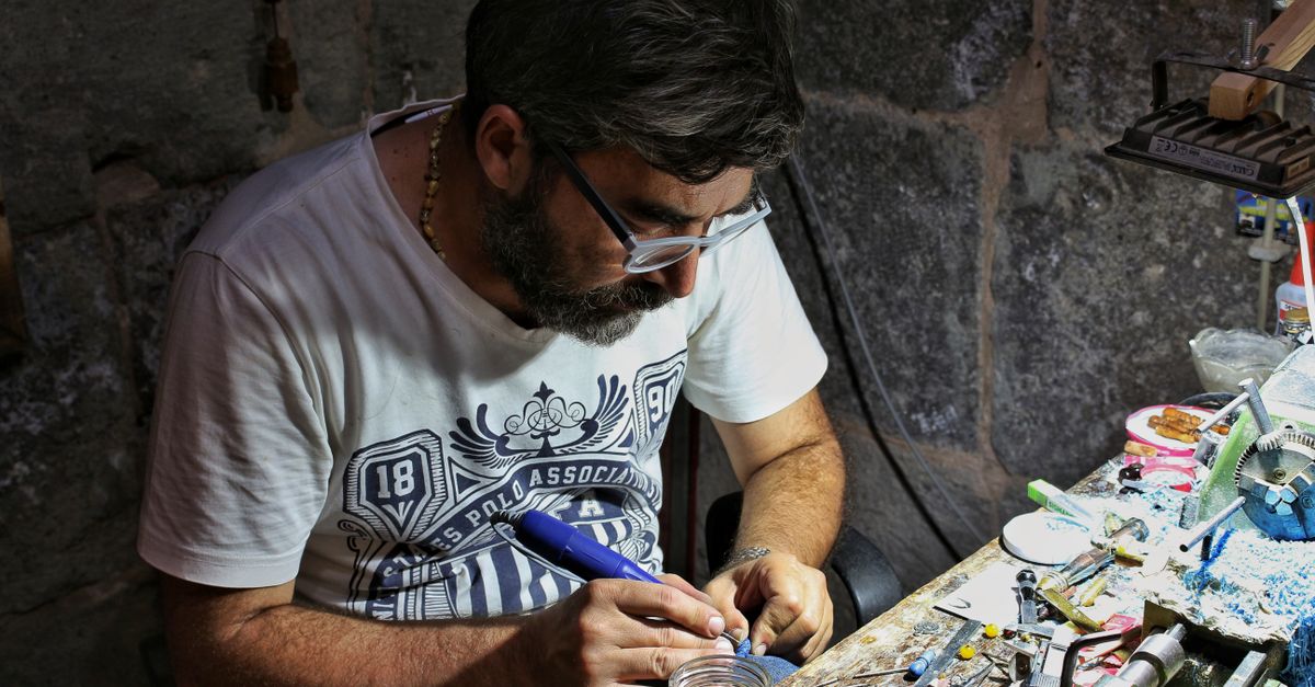 guide complet pour artisans indépendants : conseils pratiques, démarches administratives et astuces pour réussir en tant qu'artisan à son compte.