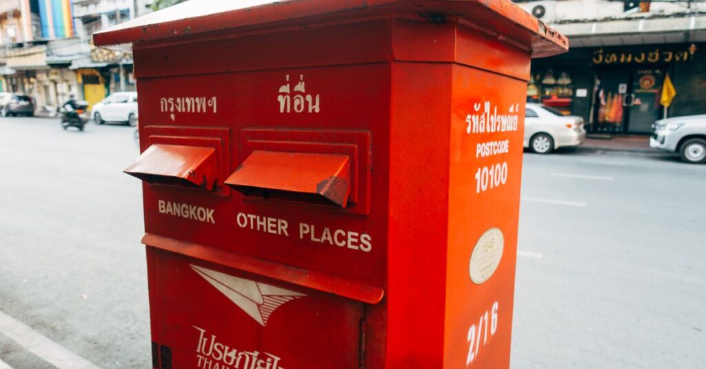 découvrez nos services postaux fiables et rapides pour l'envoi et la réception de vos courriers et colis partout dans le monde.